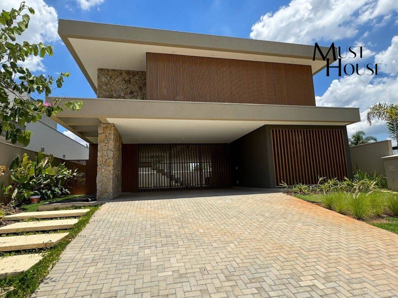 Casa com 4 dormitórios, 442 m²