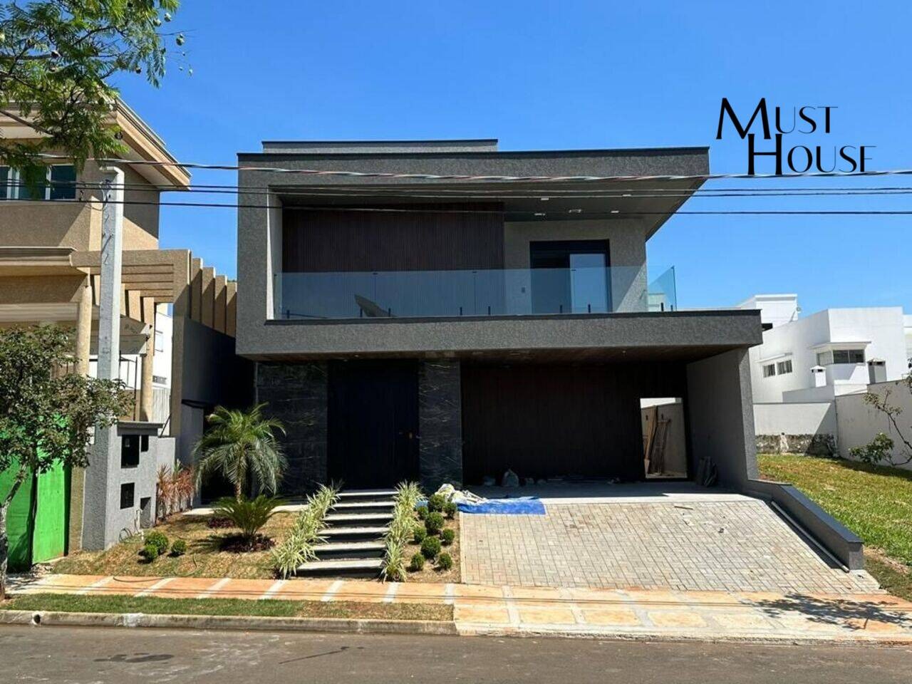 Casa com 3 dormitórios, 285 m²